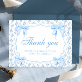 Está atando la tarjeta de agradecimiento del compá