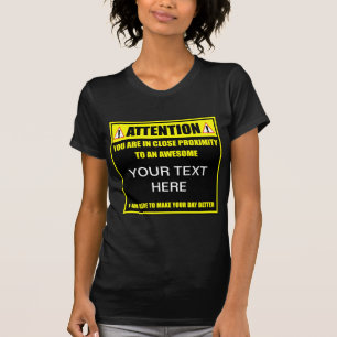 Está Cerca De Un Lugar Agradable. Camiseta