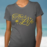 Esta es la camiseta del lema tipográfico amarillo<br><div class="desc">Esta es la camiseta del lema de la vida. Ideal para aquellos que desean o intentan relajarse,  tomarlo con calma y disfrutar de la vida. Ideal para pasar unas vacaciones relajantes o los fines de semana. Artículo diseñado exclusivamente por Sarah Trett.</div>