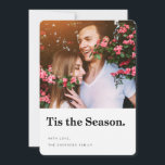 Esta es la moderna tarjeta de fotos de vacaciones<br><div class="desc">Envíe saludos de vacaciones modernos y elegantes este año con esta sofisticada tarjeta de fotos, mostrando su foto favorita y presentando tipografía audaz y espacio para texto personalizado. Un patrón moderno de árbol de Navidad adorna la parte trasera. Ver más modernas y elegantes tarjetas de fotos de vacaciones en la...</div>