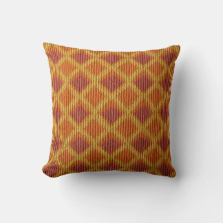 Esta es una almohada de estilo bordado.