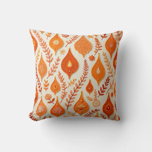 Esta es una almohada de estilo bordado.
