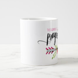 Esta mujer es una taza del guerrero del rezo