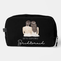 Está regalando a la dama de honor bolsos de aseo