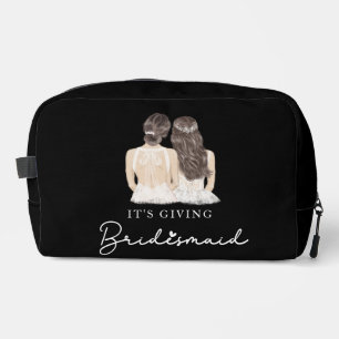 Está regalando a la dama de honor bolsos de aseo