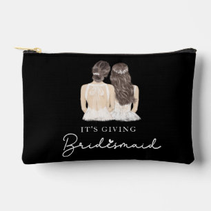 Está regalando a la dama de honor bolsos de aseo