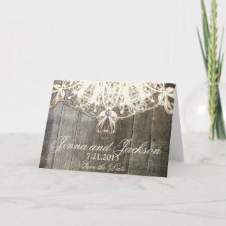 Esta tarjeta de boda rústica de encaje y madera de