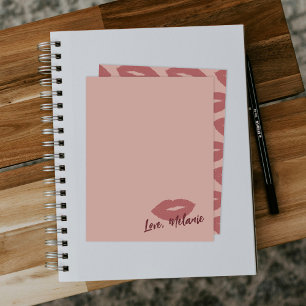 Esta tarjeta de nota de papelería de Kiss Script -