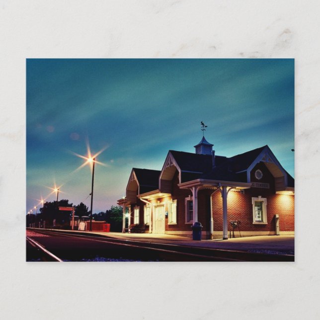 Estación de tren con tarjeta postal nocturna. (Anverso)