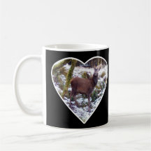 Estadio de ciervos rojos en la taza de nieve