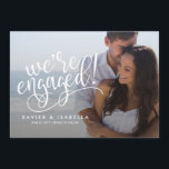 ¡Estamos comprometidos! | Invitación de compromiso<br><div class="desc">Esta adorable invitación de compromiso incluye la frase "¡estamos comprometidos!" en caligrafía de escritura blanca y se puede colocar en cualquier parte de la tarjeta. Los campos de texto son personalizable.</div>