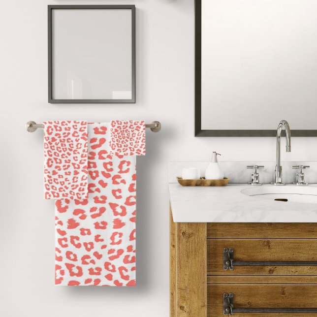 Estampado de leopardo coral (Living Coral Leopard Print Bath Towel by Looly Elzayat)