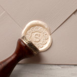 Estampadora De Sellos De Cera Marco y monograma vintage<br><div class="desc">Un diseño de borde vintage intrincado enmarca su monograma personalizado. Hicimos el marco lo más audaz posible para mantener las líneas detalladas visibles. Un monograma inicial se encuentra en el centro y se puede utilizar para el correo de boda de las parejas, el correo de temporada de una familia o...</div>