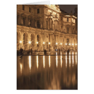 Estanque reflectante en el Louvre, París, Francia
