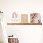 Estante Para Fotos Chica de fotografía Boho Rainbow Baby Nursery<br><div class="desc">El perfecto arte personal en la pared para la guardería de tus chicas. Incluyen un original ilustracion de sol arcoiris,  una pantalla de estadísticas de natalidad de personalizados y una foto personal.</div>