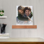 Estante Para Fotos Elegante foto de boda Keepsake<br><div class="desc">Muestra tu historia de amor con nuestra pantalla de bloques de fotos de la boda elegante, el recuerdo perfecto para los recién casados. Con una tipografía moderna y sencilla y un minimalista diseño clásico, esta pantalla combina el guión elegante de caligrafía con una estética limpia y contemporánea. Personalizado con los...</div>