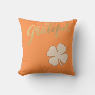 "Estar Agradecido" Almohada Cuadrada de Trébol de