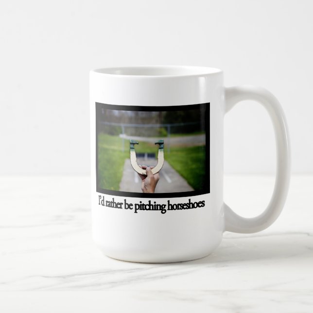 Estaría echando bastante la taza de las herraduras (Derecha)