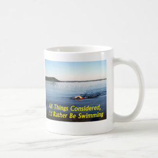 Estaría nadando bastante la taza