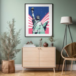 Estatua de la libertad arte pop vibrante de Nueva<br><div class="desc">Acepte el espíritu de libertad y patriotismo con nuestro vibrante poster de la Libertad con la Estatua de la Libertad adornada con la bandera y las estrellas estadounidenses. En el estilo rosa oscuro y azul, esta obra de arte capta la esencia de la libertad y la individualidad. Con su animada...</div>