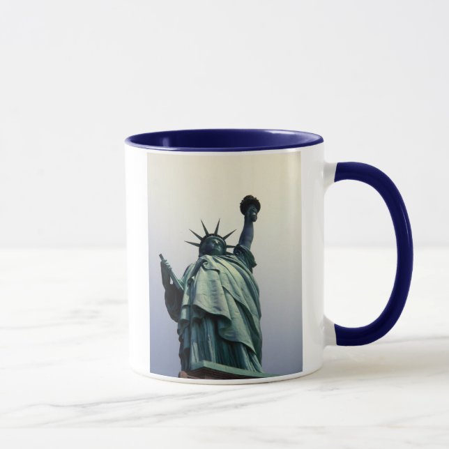 Estatua de la taza de la libertad (Derecha)