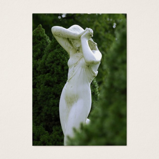 Estatua de mujer en el jardín (Frente)