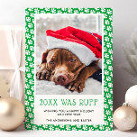Este año fue la Ruff Green Mascota Photo Navidad C<br><div class="desc">Comparte tus saludos de vacaciones con un toque de humor y encanto con esta tarjeta de Navidades de fotos de mascotas verdes "Este año fue Ruff". Con una adorable foto de un perro usando un sombrero de Santa y un borde festivo para la pintura, esta tarjeta es perfecta para los...</div>