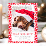 Este año fue la tarjeta de Navidades de fotos de R<br><div class="desc">Comparte tus saludos de vacaciones con un toque de humor y encanto con esta tarjeta de Navidades de fotos de mascotas rojos "Este año fue ruff". Con una adorable foto de un perro usando un sombrero de Santa y un borde festivo para la pintura, esta tarjeta es perfecta para los...</div>