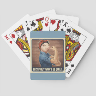 Este cerdito no se callará jugando cartas