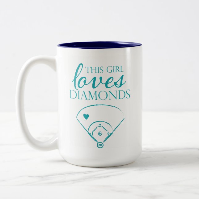 Este chica ama la taza del béisbol/del softball de (Izquierda)