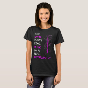 Este chica juega camisetas reales del Bassoon del