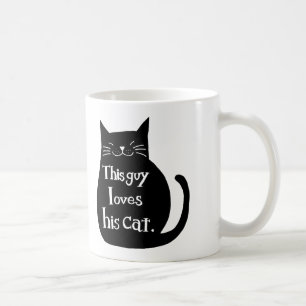 Este individuo ama su taza divertida del gato de