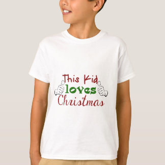 Este niño ama la camisa del navidad