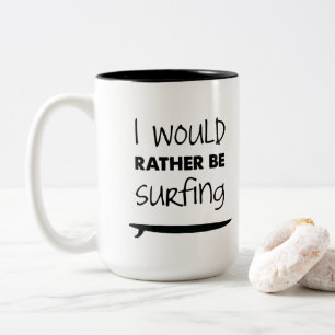 Esté practicando surf bastante la taza de café