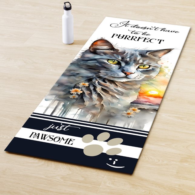 Esterilla De Yoga Acuarela divertida perfeccionista de gato (Yoga mat featuring a watercolor painting of a tabby cat with paw print and your own funny texts)