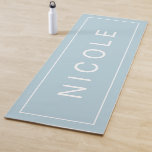 Esterilla De Yoga Azul Guay con nombre en impresión grande<br><div class="desc">Una alfombra de yoga que es el único, este sencillo diseño minimalista muestra tu nombre en un gran texto blanco rodeado por un borde rectangular de marco a juego sobre un fondo azul fresco. Personalice con su nombre u otro texto deseado. También puede editar el color de fondo azul a...</div>