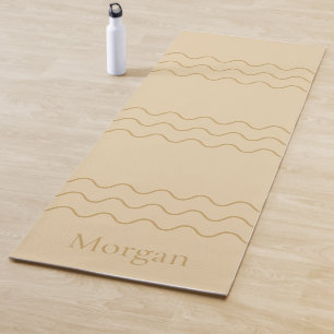Esterilla De Yoga Beige Arenoso Líneas Onduladas Modernas Con Nombre