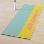 Esterilla De Yoga Bloque de color de color de color negro personaliz<br><div class="desc">Arte de bloques de color geométrico moderno en tonos pastel brillantes de azul verde azulado,  amarillo y rosa,  personalizado con tu nombre en tipografía retro.</div>
