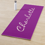 Esterilla De Yoga Caligrafía moderna minimalista morada personalizad<br><div class="desc">Esta alfombra personalizado de yoga muestra su nombre con hermosas letras escritas a mano en un elegante fondo violeta. Gran idea de regalo.</div>