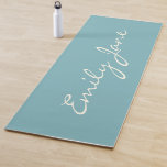 Esterilla De Yoga Caligrafía moderna minimalista Nombre azul Verde a<br><div class="desc">Esta alfombra personalizado de yoga muestra su nombre en hermosas letras escritas a mano en un elegante fondo azul verde azulado. Gran idea de regalo.</div>