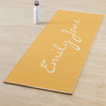Esterilla De Yoga Caligrafía moderna minimalista Nombre Personalizad<br><div class="desc">Esta alfombra personalizado de yoga muestra su nombre en hermosas letras escritas a mano en un elegante fondo amarillo. Gran idea de regalo.</div>