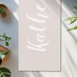 Esterilla De Yoga Calligrafía rosa y turbia nombre yoga mate<br><div class="desc">estera de yoga diseñada por personalizados con un nombre caligráfico personalizado sobre un fondo polvoriento rosa.</div>