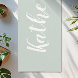 Esterilla De Yoga Calligrafía verde sabia nombre yoga mate<br><div class="desc">estera de yoga diseñada por personalizados con un nombre de caligrafía personalizado sobre fondo verde sabio.</div>