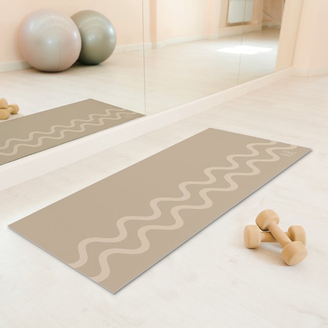 Esterilla De Yoga Calm Beige Modern Minimal Wavy Lines With Initials (Disclaimer: This image is a digital mockup.)