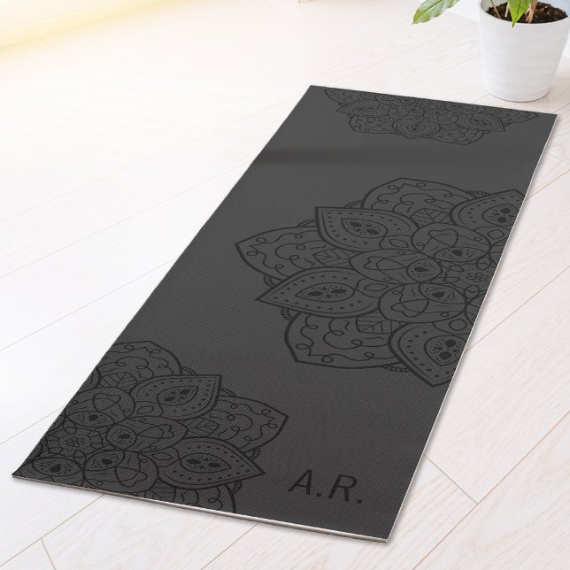 Esterilla De Yoga Charcoal Gray Decorative Mandala With Initials (Subido por el creador)