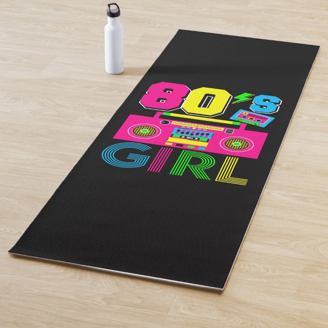Esterilla De Yoga chica de los años 80 (A black yoga mat with a design that reads '80s Girl in bright, neon colors!)
