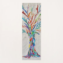 Colorido estudio de yoga en árbol