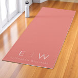 Esterilla De Yoga Coral Elegant Modern Minimalista Monograma Nombre<br><div class="desc">Eleva tu práctica con este Monograma Minimalista Coral Elegant Moderno Nombre Yoga Mat. Diseñado con sencillez y sofisticación en mente, esta alfombra presenta un monograma personalizado y un nombre con un fondo de coral fresco. El diseño minimalista y el color relajante crean una base elegante y serena para el yoga,...</div>