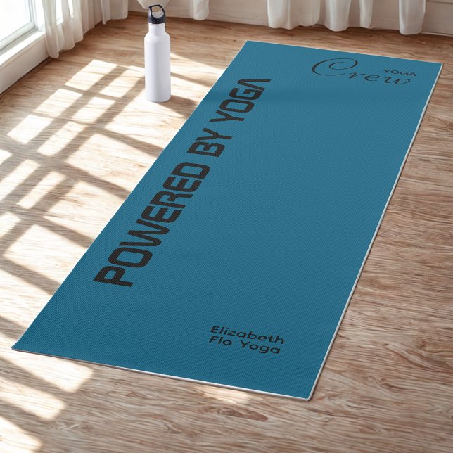 Esterilla De Yoga Custom Print Yoga Crew Ocean Blue (Ocean blue yoga mat on a studio floor.)