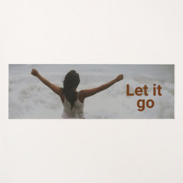 Esterilla De Yoga "Déjalo ir" Mujer en una playa